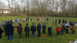 Jeudi 5 mars 2026 – Une journée à l’extérieur pour les CP/CE1 : école dehors le matin et projet « sensibilis’haies » l’après-midi